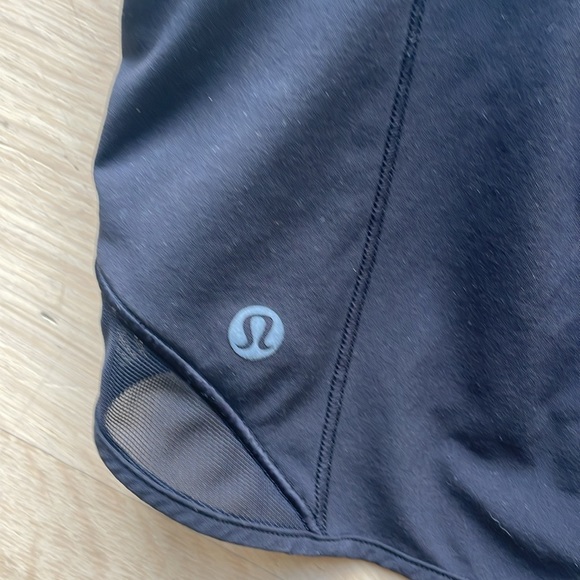Lululemon hotty hot 2.5” short. Black. Size 6. - Picture 4 of 4